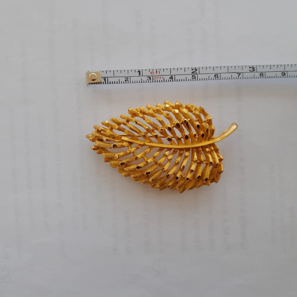 Vintage Elegant Gold Tone Leaf Brooch